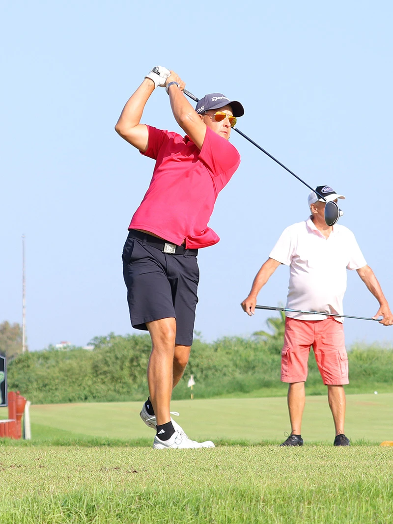 Arto Lehtiniemi teeing off on a golf course