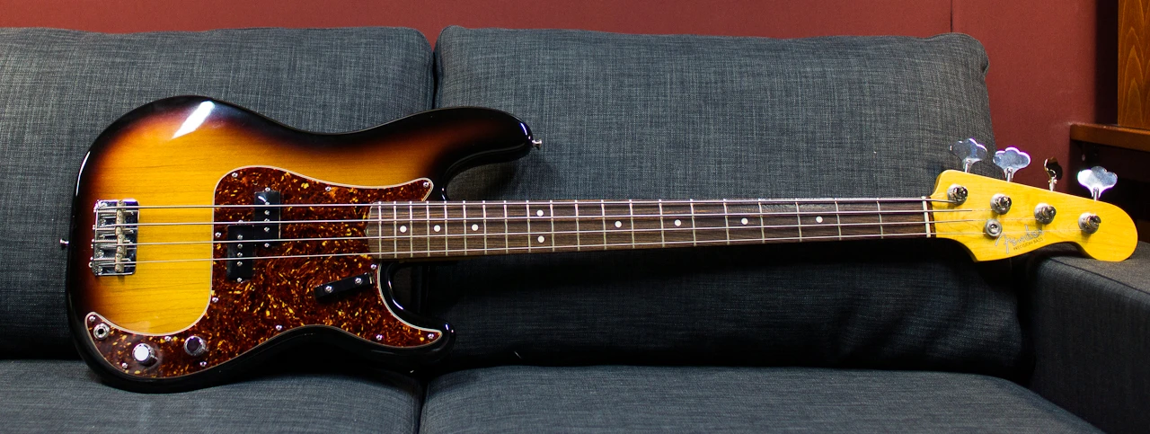 Fender Precision 62 American Vintage bass