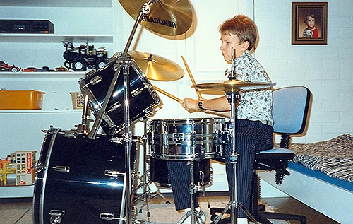 Arto Lehtiniemi on drums